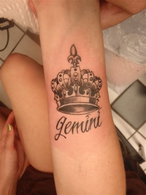 meaning of crown tattoos.